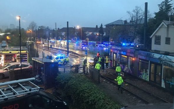 В столице Англии трамвай сошел с рельсов, 50 человек пострадали