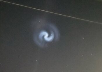 Українці побачили у небі незвичні спіралі