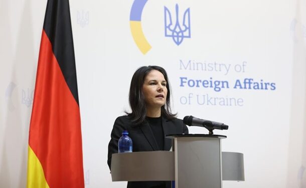 Бербок прибула з візитом до Києва