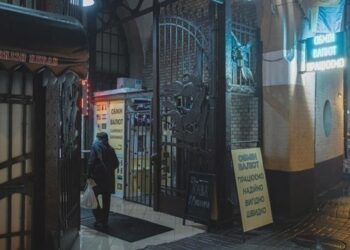 Курс долара в Україні впав до мінімуму за півроку