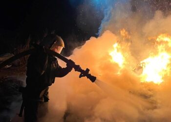 Ракетний удар по Києву: фіксують пожежі в трьох районах, є постраждалі