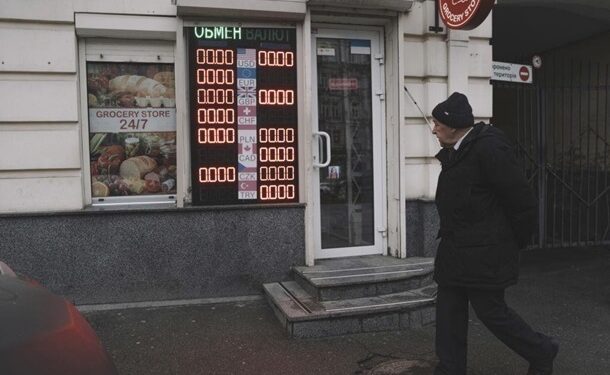 Долар і євро дешевшають на початку тижня