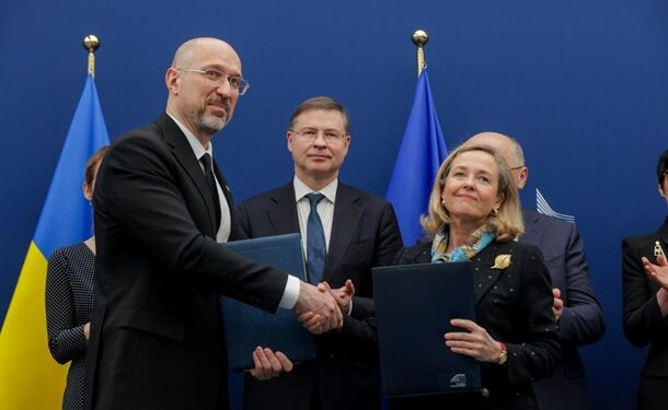 Україна і ЄІБ підписали угоди на 300 млн євро