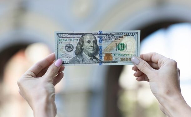 Українці різко скоротили купівлю доларів у банках