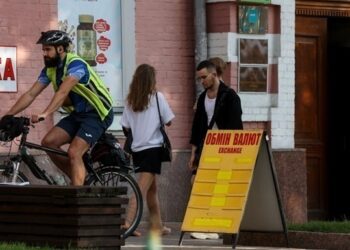 Курс валют: долар та євро дорожчають