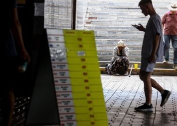 Офіційний курс євро перетнув психологічну межу