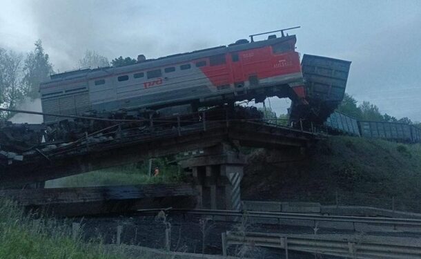 Обвал мостів у РФ: росіяни заявили про підриви