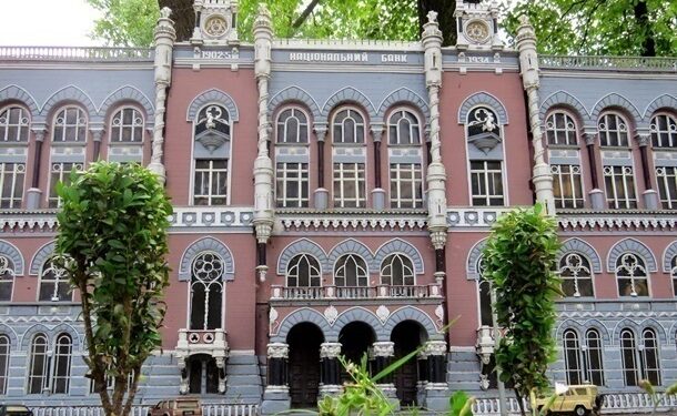 Нацбанк збільшив продаж доларів