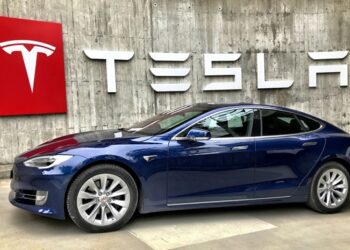 Акції Tesla падають на тлі суперечки Маска з Трампом