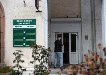 Долар стабільний в обмінниках, євро – подешевшав