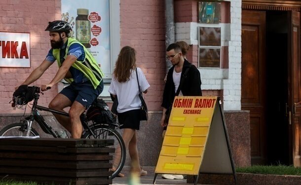 Офіційний курс долара завершив тиждень падінням