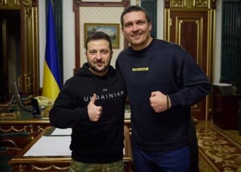 Зеленський привітав Усика з премогою в реванші