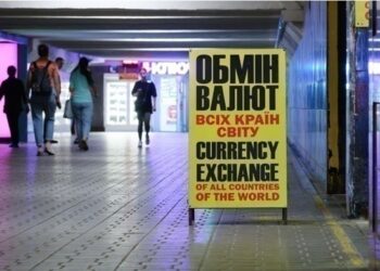 Долар і євро впали нижче психологічної межі