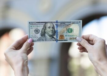 Українці стали знову скуповувати долари