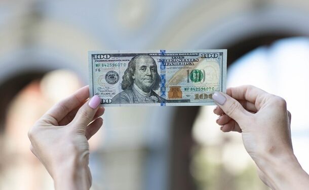 Українці стали знову скуповувати долари