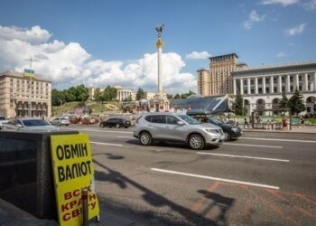 Курс долара продовжує знижуватися в обмінниках
