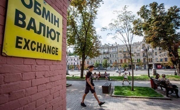 Долар стабільний наприкінці тижня, євро дорожчає