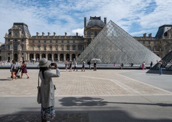 Музей Лувр пограбували в Парижі