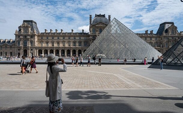 Музей Лувр пограбували в Парижі