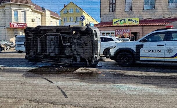 В Одесі натовп перекинув мікроавтобус ТЦК