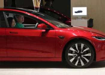 Tesla запустила дешевшу версію Model 3 у Європі