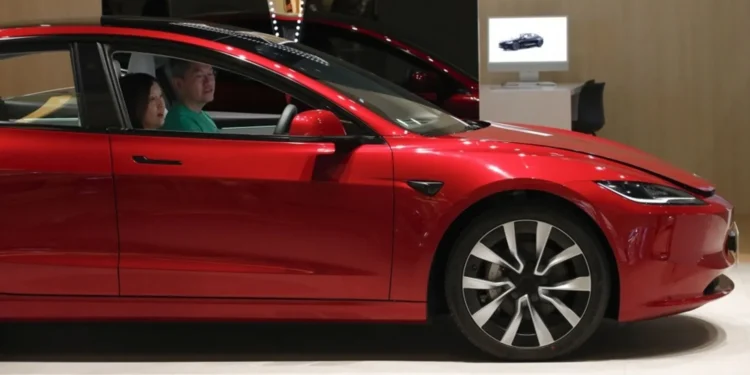 Tesla запустила дешевшу версію Model 3 у Європі