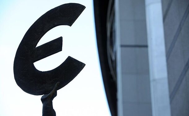 Курс євро подолав психологічний рубіж в Україні