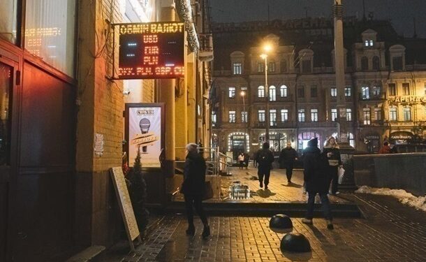 Долар знову оновив максимум в Україні