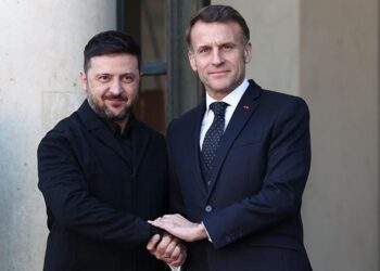 Зеленський приїхав у Париж, зустрітися з Макроном