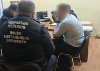 Двох прокурорів обласної прокуратури затримали під час отримання хабара – Генпрокурор