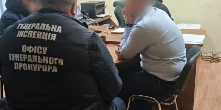 Двох прокурорів обласної прокуратури затримали під час отримання хабара – Генпрокурор
