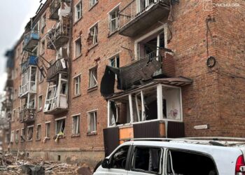 Окупанти скинули дві авіабомби на гуртожиток у Глухові, є поранені