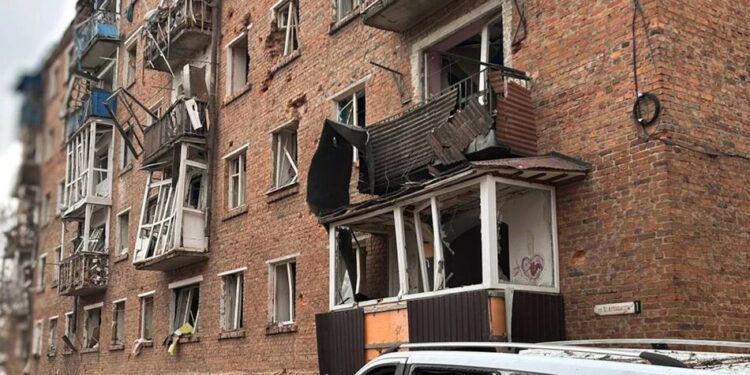 Окупанти скинули дві авіабомби на гуртожиток у Глухові, є поранені