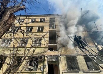 Атака рф на Дніпро 26 березня – постраждали 5 людей, багатоповерхівку охопив вогонь