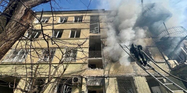 Атака рф на Дніпро 26 березня – постраждали 5 людей, багатоповерхівку охопив вогонь