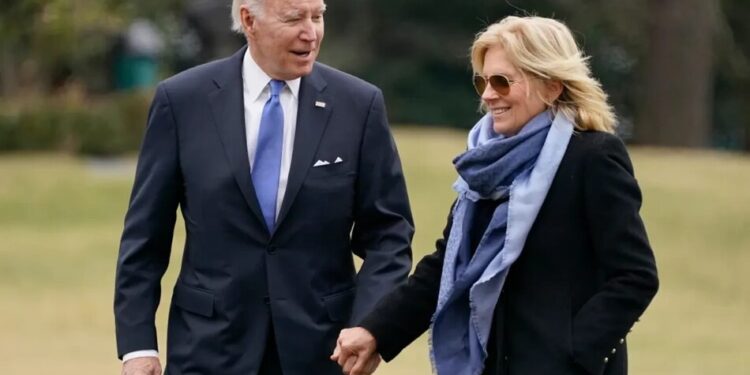 Байдени усиновили двох чорних лабрадорів, врятованих із притулку