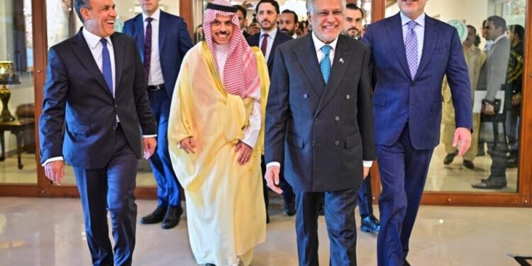 Пакистан зібрав чотири країни для пошуку виходу з війни у регіоні та назвав переговори продуктивними