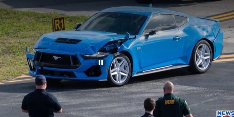 У Флориді чоловік на Ford Mustang прорвався на злітну смугу та спробував викрасти літак