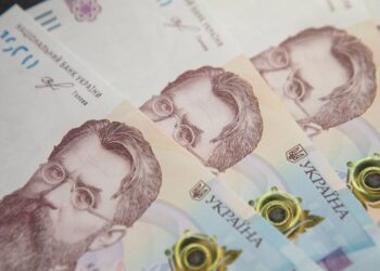 Середня зарплата в Україні зросла на 1% за місяць: хто і де заробляють найбільше
