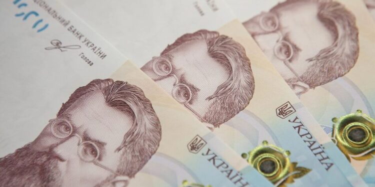 Середня зарплата в Україні зросла на 1% за місяць: хто і де заробляють найбільше