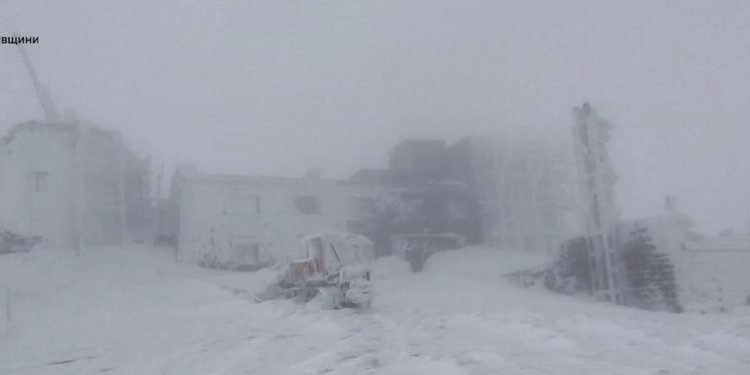 Зима не відступає – у засніжених Карпатах тримається мороз