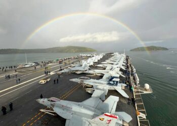 Найбільший авіаносець США прибув до Хорватії на ремонт після пожежі на Близькому Сході