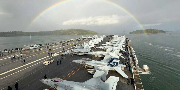 Найбільший авіаносець США прибув до Хорватії на ремонт після пожежі на Близькому Сході