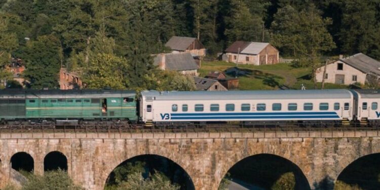 Укрзалізниця запускає додаткові поїзди та продовжує маршрут до Яремче