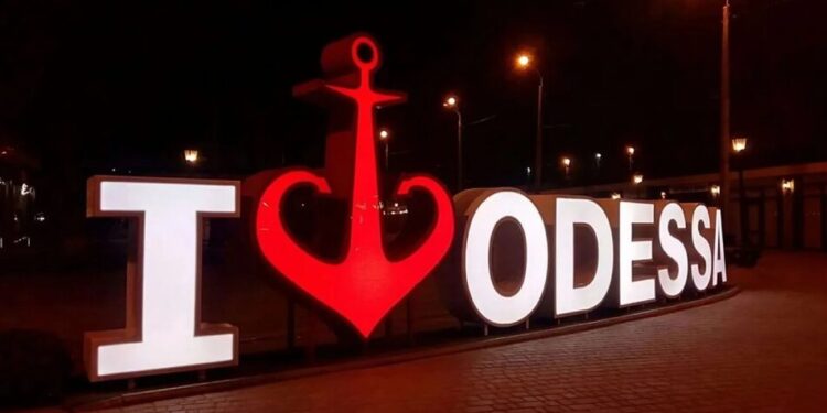 Окупанти вдарили по пологовому будинку та приватному сектору в Одесі: багато поранених