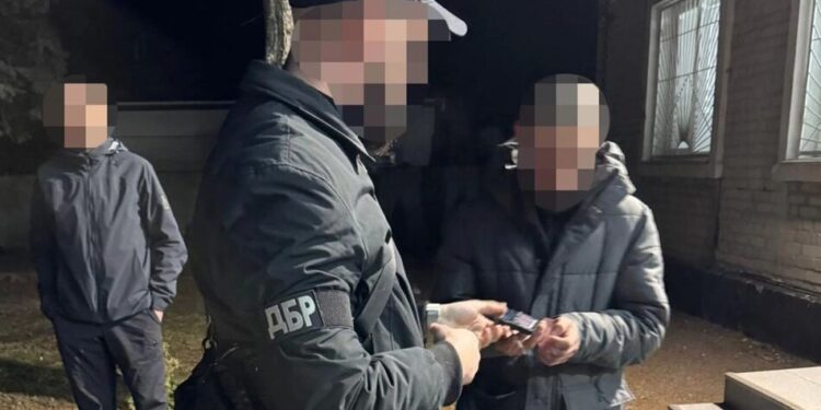 Мобілізував 60-річного чоловіка з використанням сили – на Волині затримали працівника ТЦК