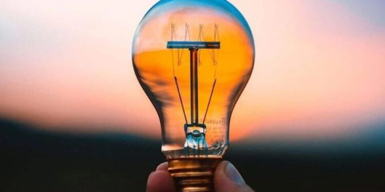 В Україні завтра графіки відключень будуть діяти вранці та увечері