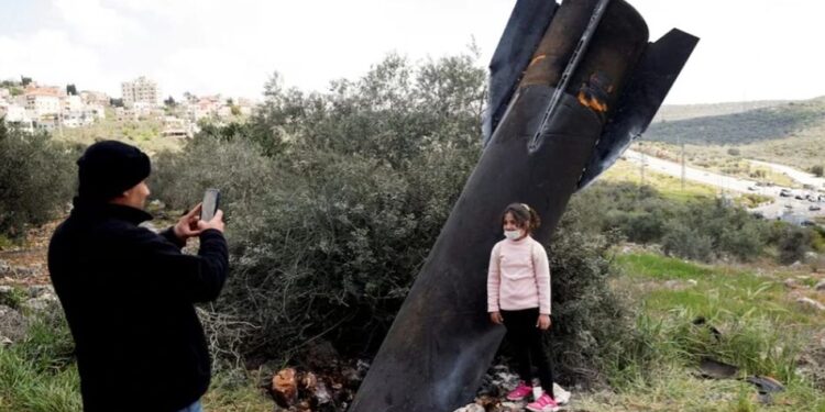 В Ізраїлі та на Західному березі щодня падають величезні уламки іранських ракет, деякі розміром з автомобіль