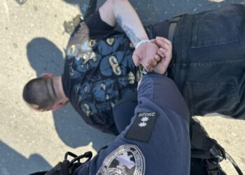 Чоловік влаштував стрілянину з вибухом посеред вулиці в Одесі, його затримали – поліція