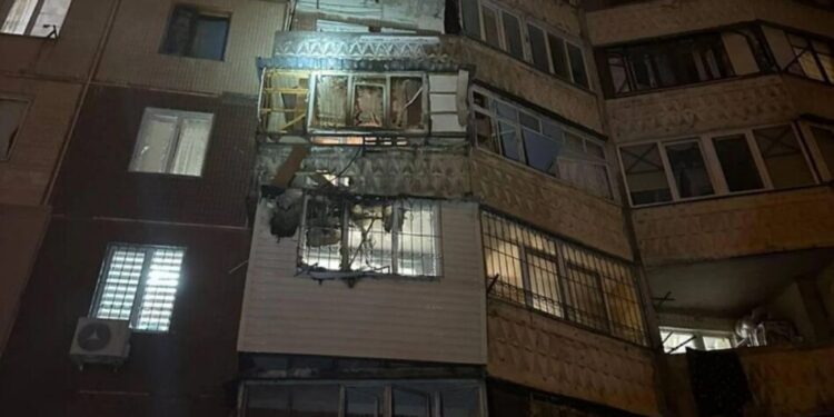 В Одесі дрон влучив у балкон будинку, пошкоджено кілька поверхів, є постраждалий